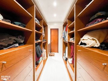 Casa en venta, 4 dormitorios, 4 baños, 377 m2 cub.