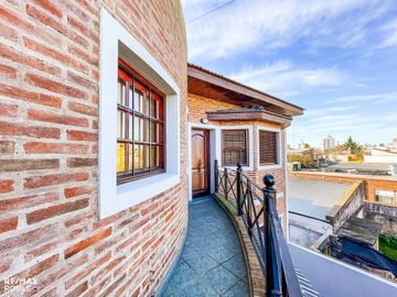 Casa en venta, 4 dormitorios, 4 baños, 377 m2 cub.