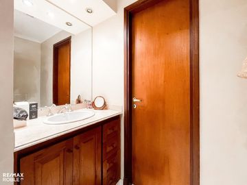 Casa en venta, 4 dormitorios, 4 baños, 377 m2 cub.