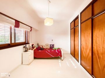 Casa en venta, 4 dormitorios, 4 baños, 377 m2 cub.