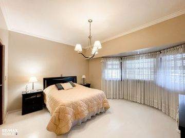 Casa en venta, 4 dormitorios, 4 baños, 377 m2 cub.