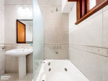 Casa en venta, 4 dormitorios, 4 baños, 377 m2 cub.