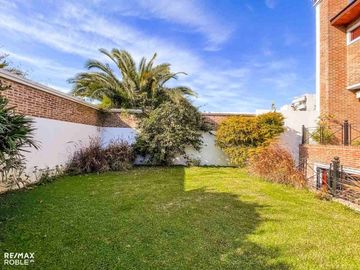 Casa en venta, 4 dormitorios, 4 baños, 377 m2 cub.