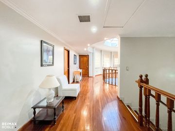 Casa en venta, 4 dormitorios, 4 baños, 377 m2 cub.