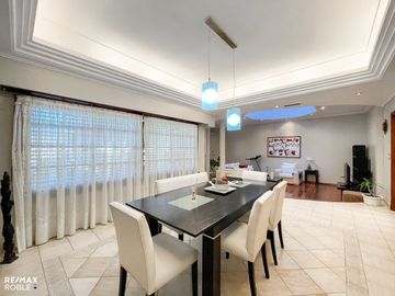 Casa en venta, 4 dormitorios, 4 baños, 377 m2 cub.