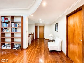 Casa en venta, 4 dormitorios, 4 baños, 377 m2 cub.