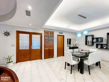 Casa en venta, 4 dormitorios, 4 baños, 377 m2 cub.