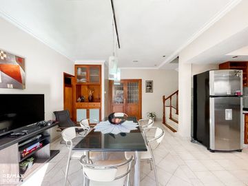 Casa en venta, 4 dormitorios, 4 baños, 377 m2 cub.