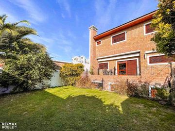 Casa en venta, 4 dormitorios, 4 baños, 377 m2 cub.