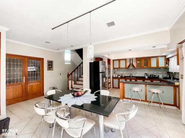 Casa en venta, 4 dormitorios, 4 baños, 377 m2 cub.