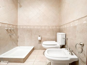 Casa en venta, 4 dormitorios, 4 baños, 377 m2 cub.