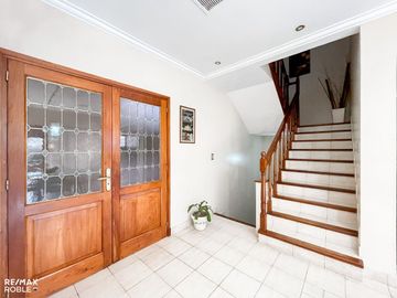 Casa en venta, 4 dormitorios, 4 baños, 377 m2 cub.