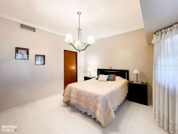 Casa en venta, 4 dormitorios, 4 baños, 377 m2 cub.