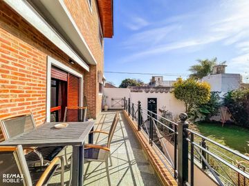 Casa en venta, 4 dormitorios, 4 baños, 377 m2 cub.