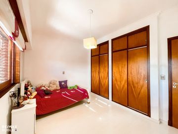 Casa en venta, 4 dormitorios, 4 baños, 377 m2 cub.