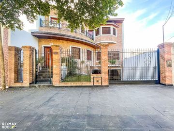 Casa en venta, 4 dormitorios, 4 baños, 377 m2 cub.