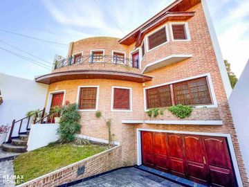 Casa en venta, 4 dormitorios, 4 baños, 377 m2 cub.