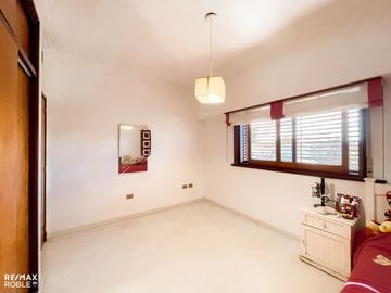 Casa en venta, 4 dormitorios, 4 baños, 377 m2 cub.