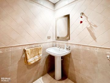 Casa en venta, 4 dormitorios, 4 baños, 377 m2 cub.