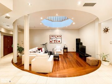 Casa en venta, 4 dormitorios, 4 baños, 377 m2 cub.