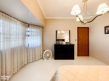 Casa en venta, 4 dormitorios, 4 baños, 377 m2 cub.