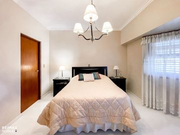 Casa en venta, 4 dormitorios, 4 baños, 377 m2 cub.