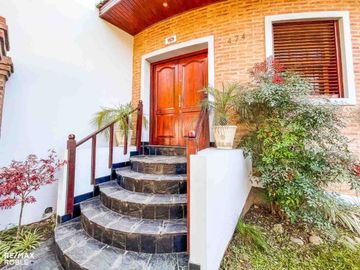 Casa en venta, 4 dormitorios, 4 baños, 377 m2 cub.