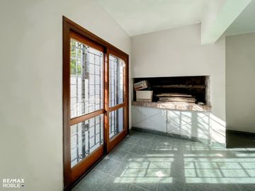 Casa en venta, 4 dormitorios, 4 baños, 377 m2 cub.