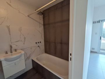 Venta depto. 2amb c/balcón luminoso, V.Ballester.