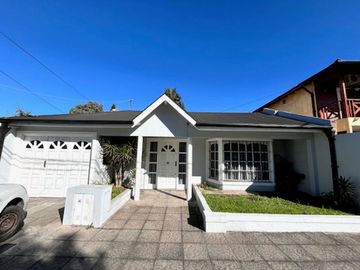 VENTA CASA 4 AMB. LOTE 330m2 CASTELAR NORTE