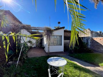 VENTA CASA 4 AMB. LOTE 330m2 CASTELAR NORTE