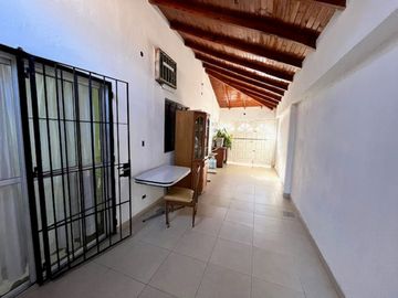 VENTA CASA 4 AMB. LOTE 330m2 CASTELAR NORTE