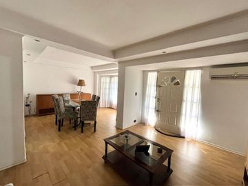 VENTA CASA 4 AMB. LOTE 330m2 CASTELAR NORTE