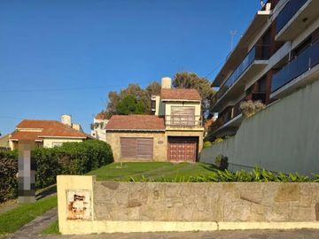 Casa en venta - 3 Dormitorios 2 Baños - Mar del Plata