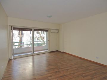 Depto 4 ambientes con dependencia - Av. Santa Fe al 3600