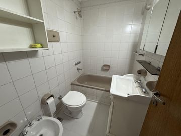 Depto 4 ambientes con dependencia - Av. Santa Fe al 3600