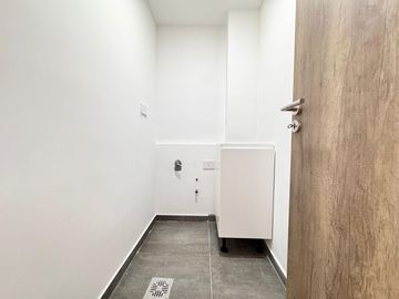 VENTA - Departamento a estrenar de dos dormitorios con balcón al norte y cochera. Lourdes, Rosario