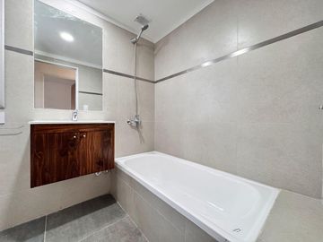 VENTA - Departamento a estrenar de dos dormitorios con balcón al norte y cochera. Lourdes, Rosario