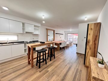 VENTA - Departamento a estrenar de dos dormitorios con balcón al norte y cochera. Lourdes, Rosario