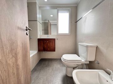 VENTA - Departamento a estrenar de dos dormitorios con balcón al norte y cochera. Lourdes, Rosario