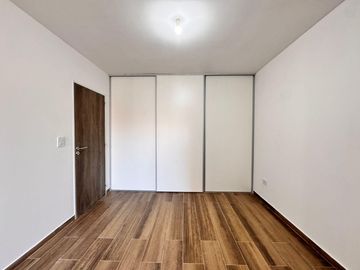 VENTA - Departamento a estrenar de dos dormitorios con balcón al norte y cochera. Lourdes, Rosario