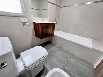 VENTA - Departamento a estrenar de dos dormitorios con balcón al norte y cochera. Lourdes, Rosario