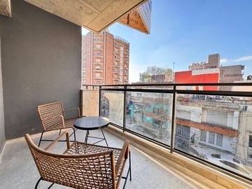 VENTA - Departamento a estrenar de dos dormitorios con balcón al norte y cochera. Lourdes, Rosario