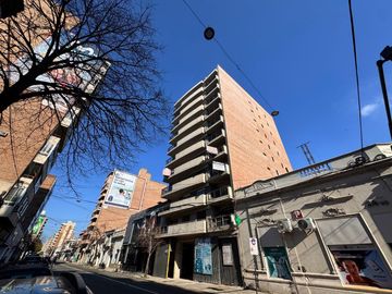 VENTA - Departamento a estrenar de dos dormitorios con balcón al norte y cochera. Lourdes, Rosario