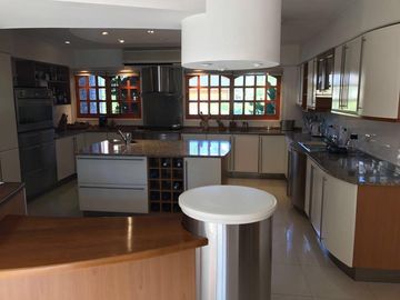 Excelente casa en 2 plantas - 690 m2 construidos sobre lote de 2140 m2