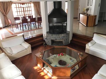 Excelente casa en 2 plantas - 690 m2 construidos sobre lote de 2140 m2