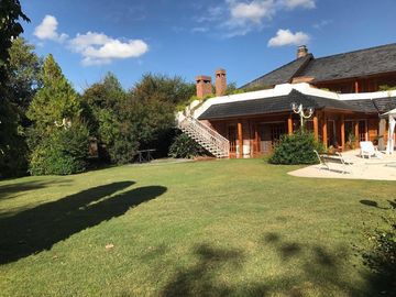 Excelente casa en 2 plantas - 690 m2 construidos sobre lote de 2140 m2