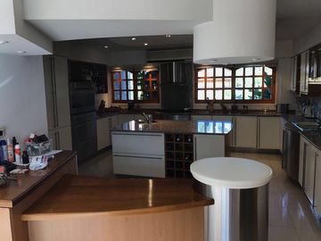 Excelente casa en 2 plantas - 690 m2 construidos sobre lote de 2140 m2