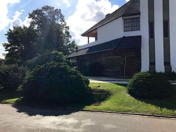 Excelente casa en 2 plantas - 690 m2 construidos sobre lote de 2140 m2