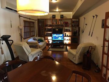 Excelente casa en 2 plantas - 690 m2 construidos sobre lote de 2140 m2